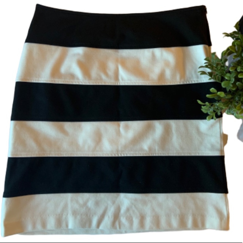 Darjoni cream &  black banded striped skirt